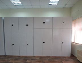 Металлические шкафы для хранения одежды и разноформатных экспонатов