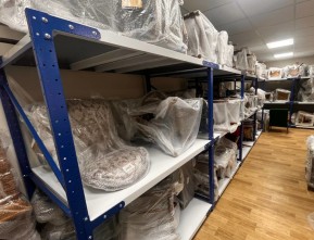 Металлические стеллажи для хранения мебели в музее