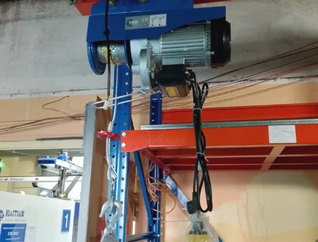 Стеллажи с выкатными уровнями с электрической талью