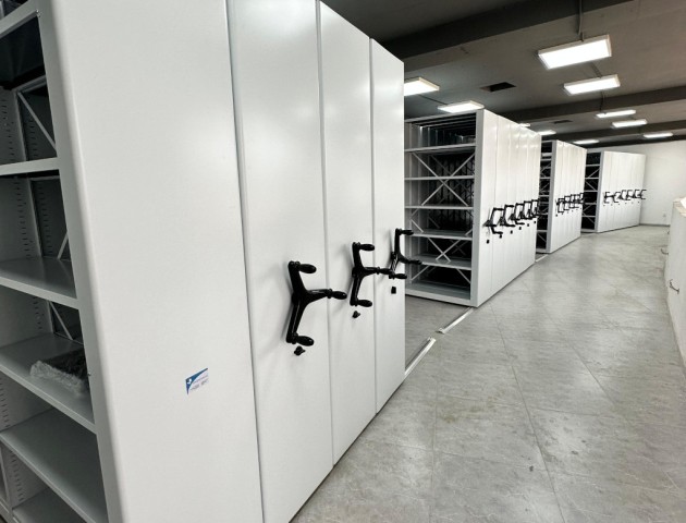 Система мобильных стеллажей