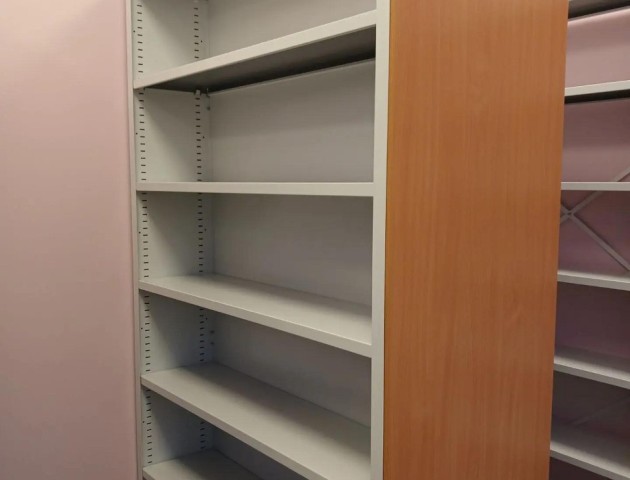 боковые панели под дерево на библиотечном стеллаже