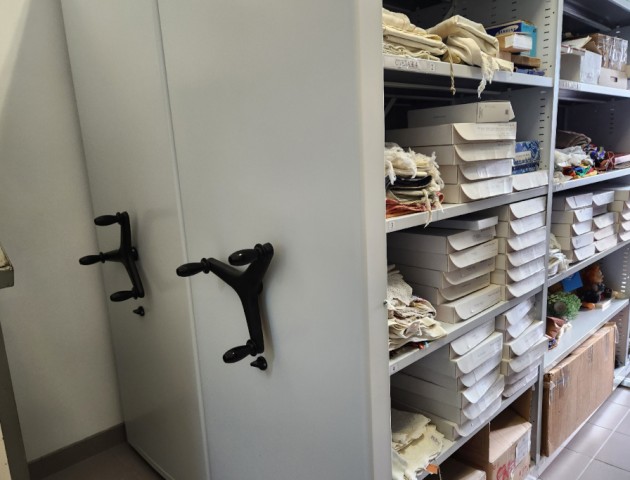 Стеллажи для этнических экспонатов в фондохранилище