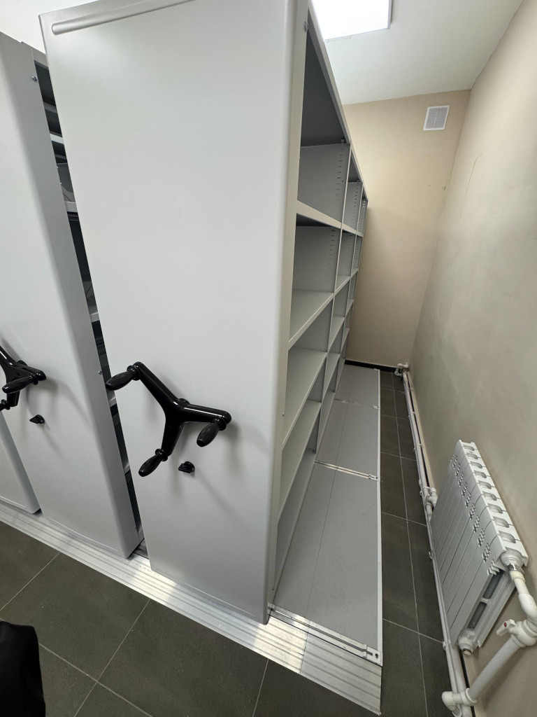 Мобильные стеллажи с фальшполом